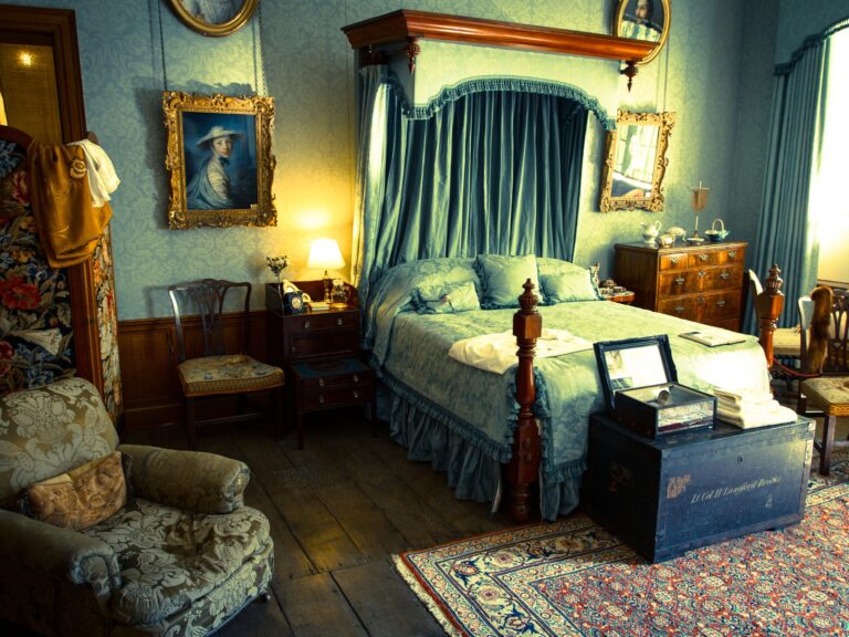 edroom at Coughton Court by Neil Barnwell CC BY-SA 3.0