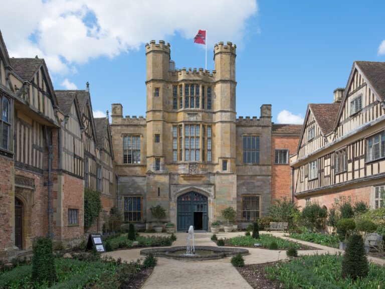 Coughton Court East view, by DeFacto, CC BY-SA 4.0