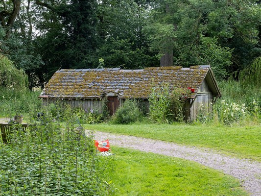 Boathouse at Shugborough by Mike Peel, CC-SA-4.0