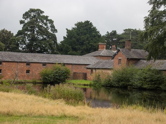 Mill Pond by Mike Peel CC-SA 4.0