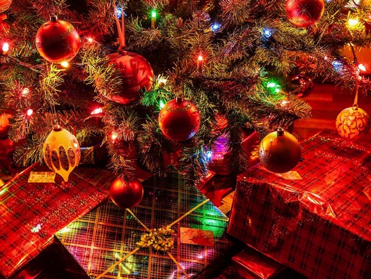 Christmas tree and presents by Alhill42 - Own work, CC BY-SA 4.0