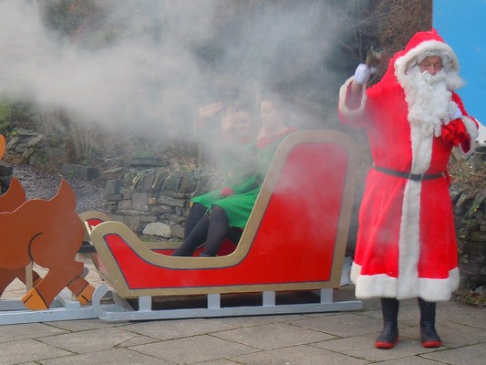 Elves on santa sleigh with Father Christmas by Hefin Owen from Wales, CC BY-SA 2.0